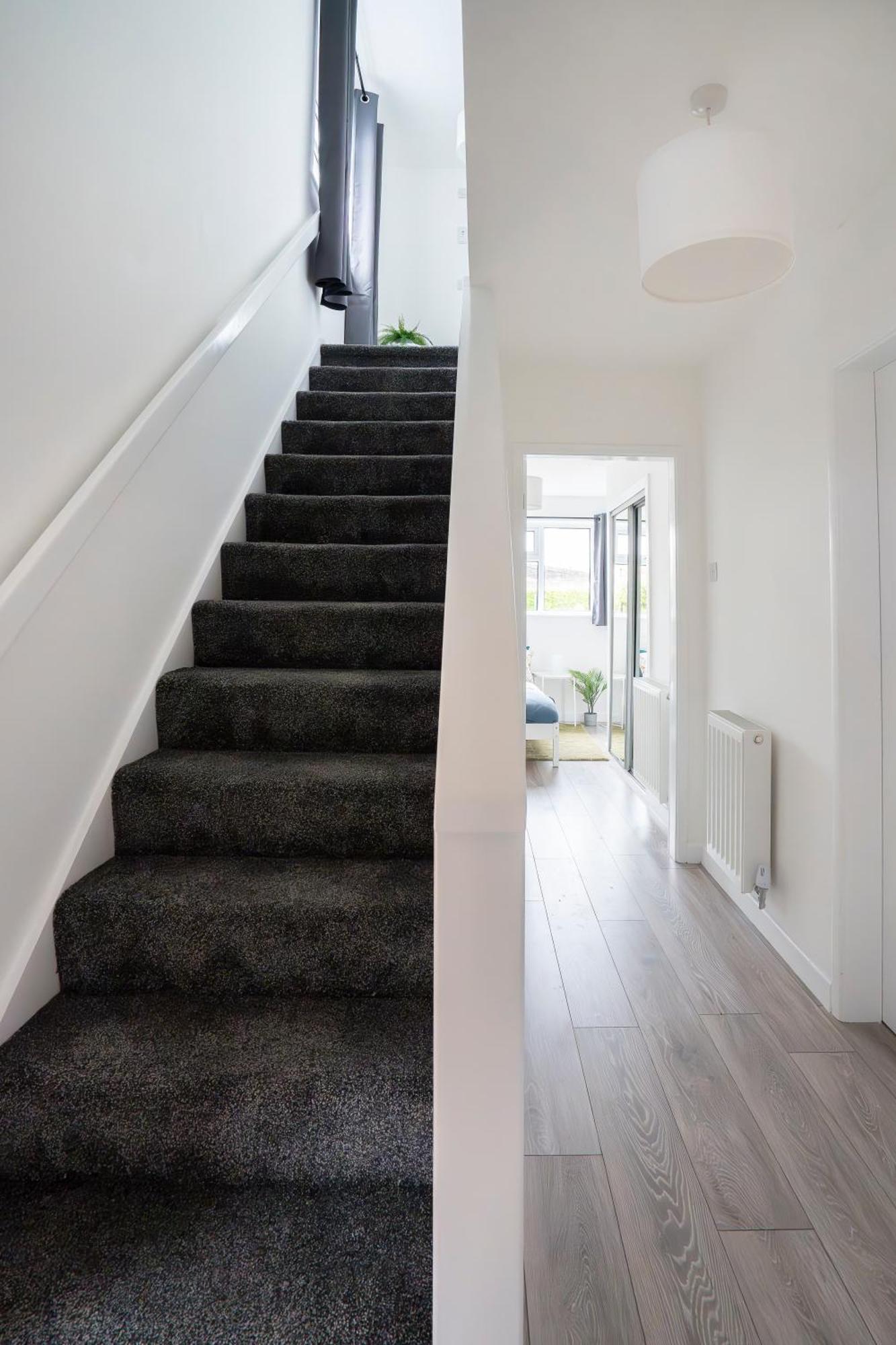 Modern 4 Bed House-Free Parking Apartment Burton  Exterior photo