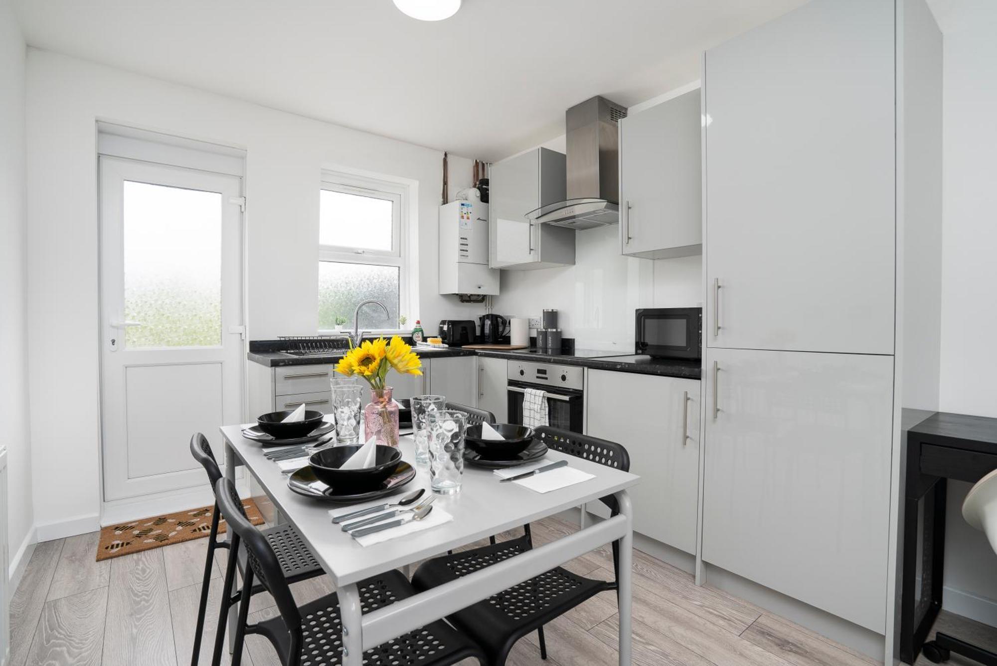 Modern 4 Bed House-Free Parking Apartment Burton  Exterior photo