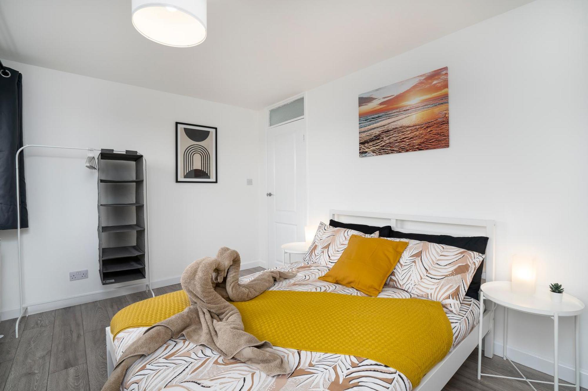 Modern 4 Bed House-Free Parking Apartment Burton  Exterior photo
