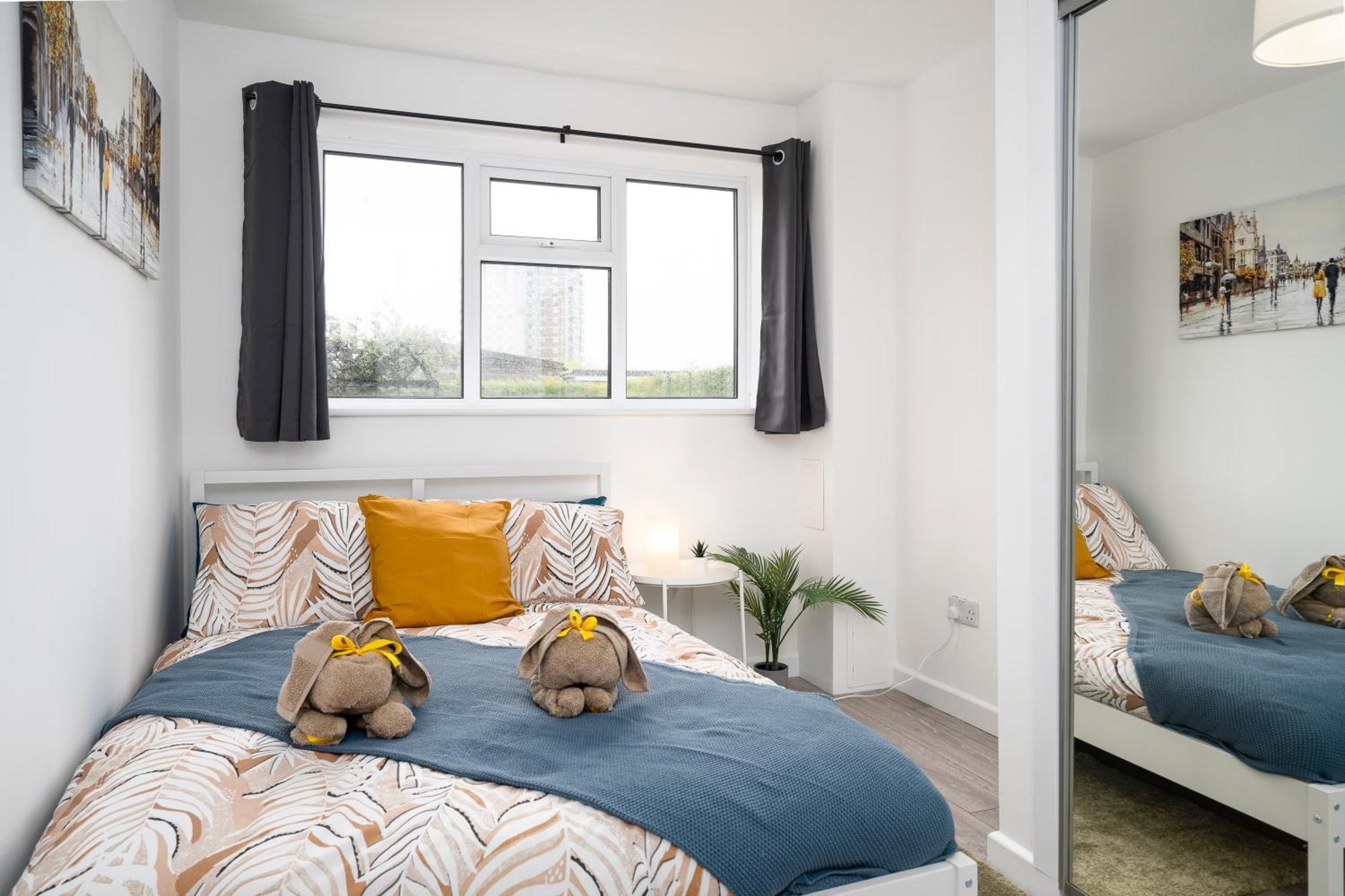 Modern 4 Bed House-Free Parking Apartment Burton  Exterior photo